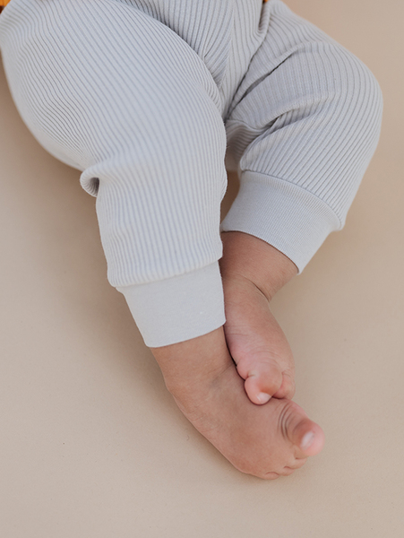 Studio Aelbo babylegging lichtgrijs