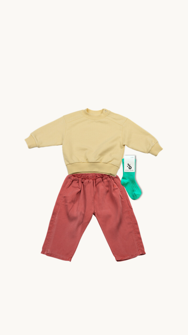 Studio Aelbo outfit gele sweater rode broek